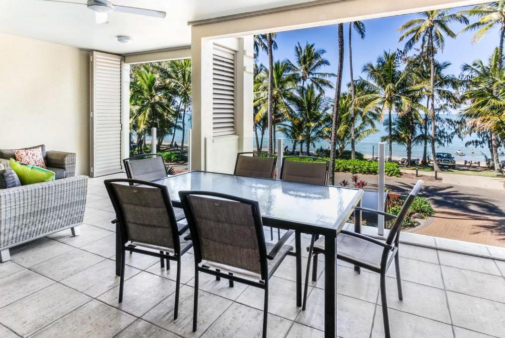Island Views Beachfront Apartments Palm Cove Exterior photo